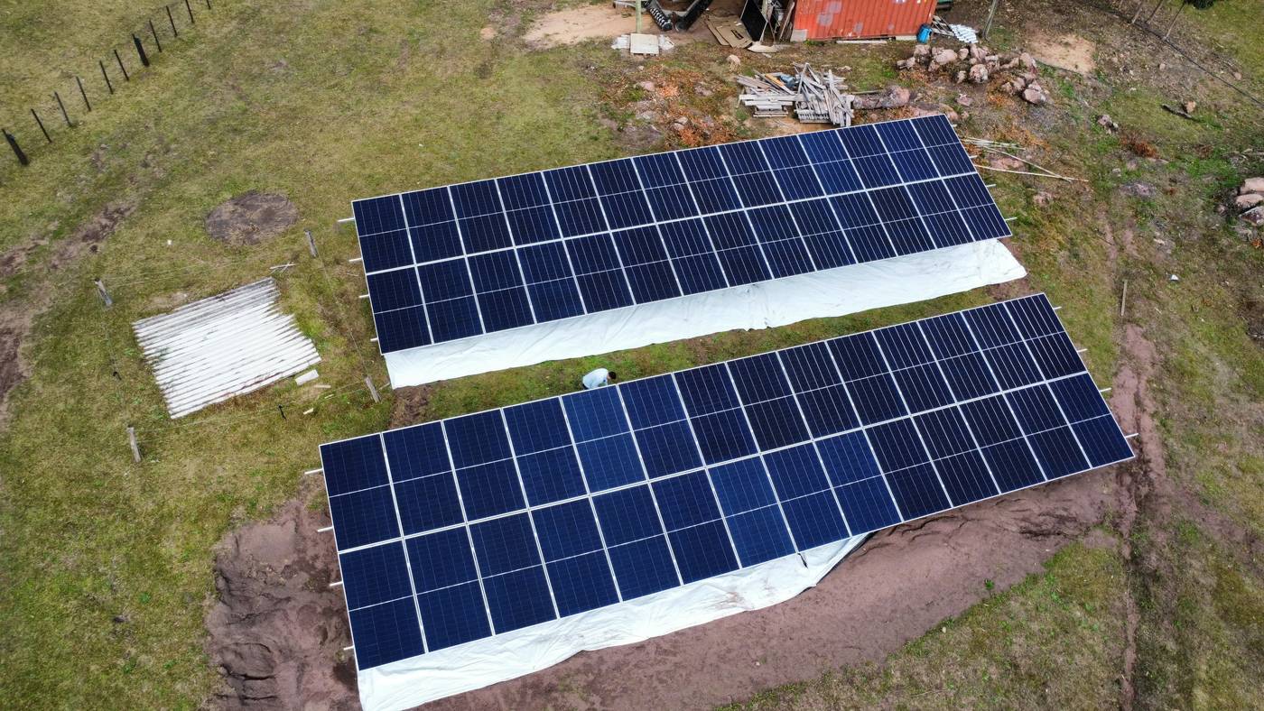 Vista aérea de sistema fotovoltaico instalado em estrutura no solo pela i2 Energia