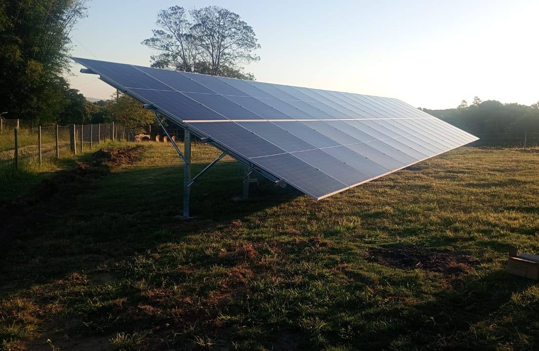 Sistema fotovoltaico em estrutura metálica de solo, visto de lado