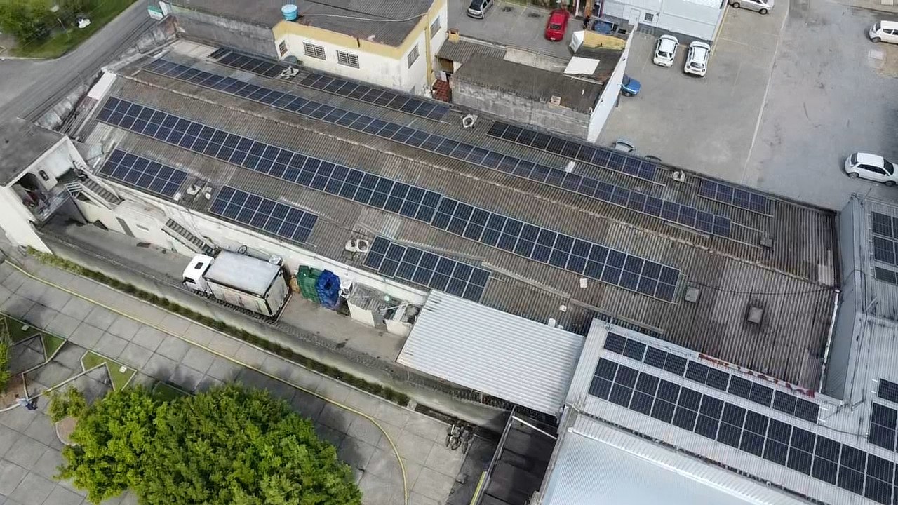 Antes da intervenção: vista aérea dos módulos solares distribuídos sobre o telhado da instalação