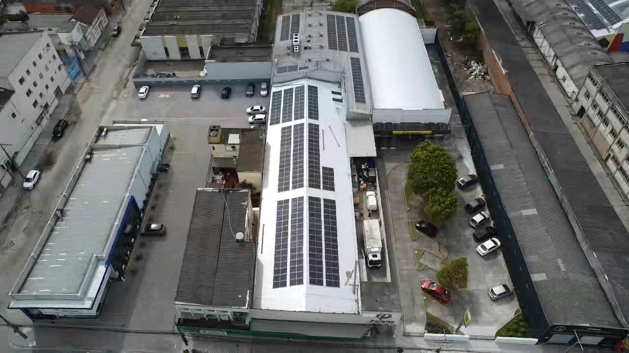 Depois da intervenção: vista aérea do telhado claro com os módulos solares instalados