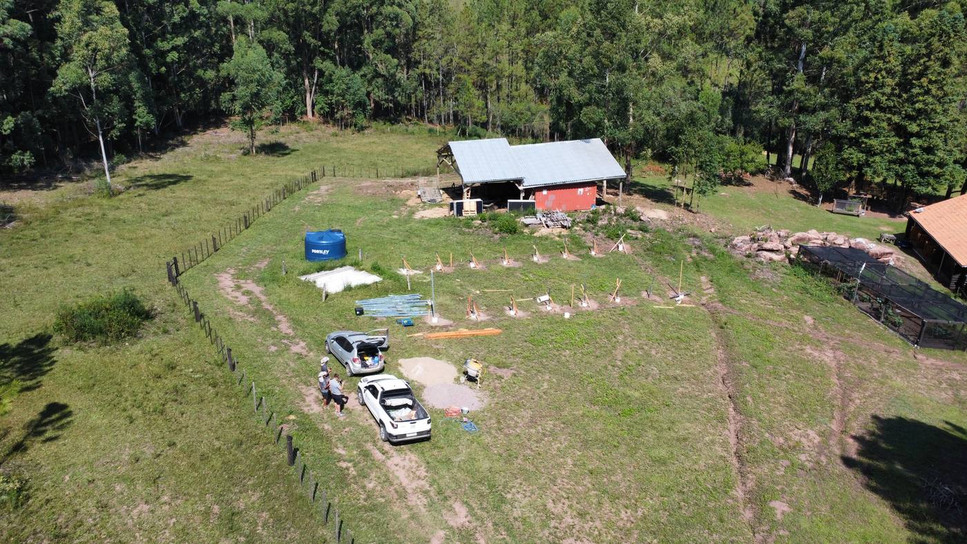 Equipe marcando e fixando as bases da estrutura no terreno
