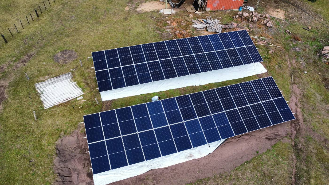 Módulos fotovoltaicos instalados nas duas mesas da estrutura